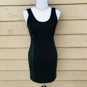🎉 HP! 🎉Carmen Marc Valvo little black dress!